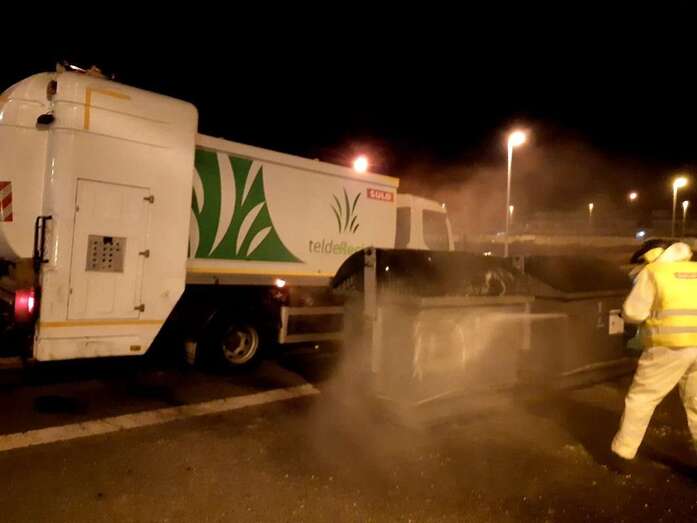 Un operario limpia con agua a presión un punto de contenerización (Foto TA)